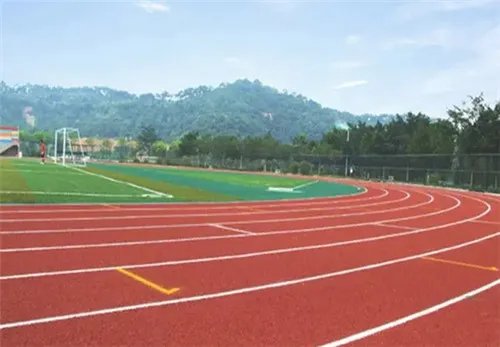 运动场地面用什么材料