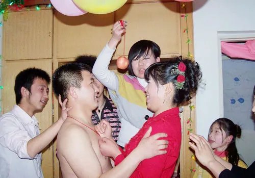 闹洞房招数图片 农村闹洞房招数有哪些