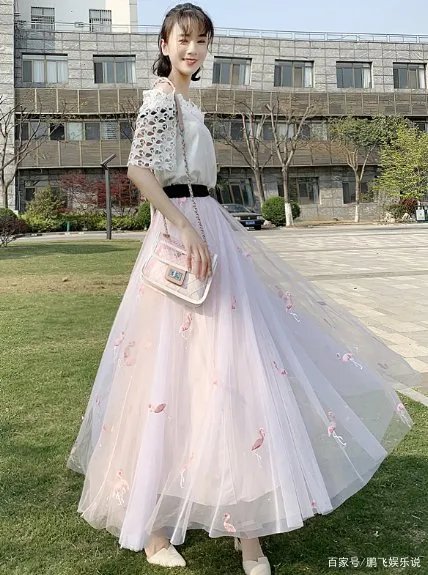 连衣裙的搭配有好多，那你知道怎样搭配最时尚吗？