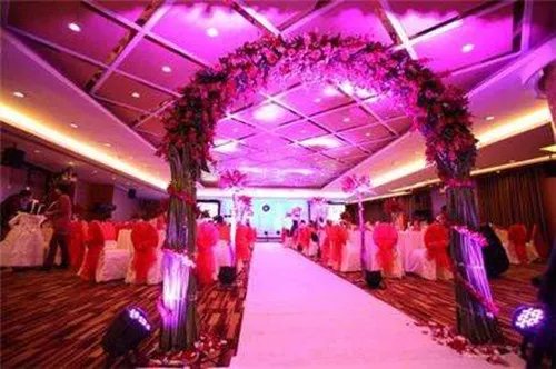 婚宴音响现哀乐新人颜面尽失   网友：不付钱是理所应当的