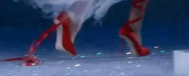 2017维密大秀，超模奚梦瑶不慎摔倒，未来的道路会如何？