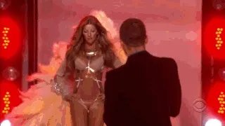 主持节目时高跟鞋掉了怎么办？