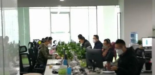 员工防毒面具上班是怎么回事？