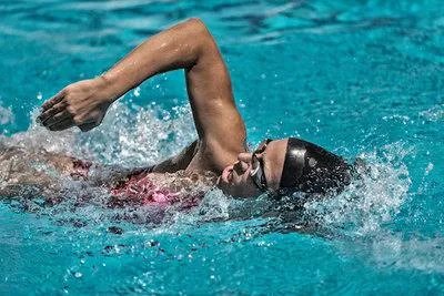 大巴车被冲进水库