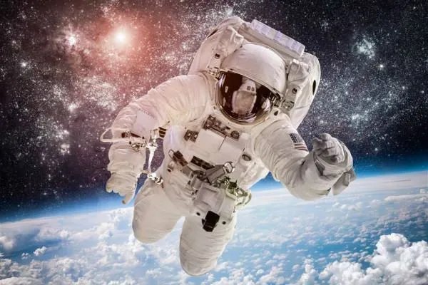 为什么航天员上太空要提个小箱子，那是做什么用的？