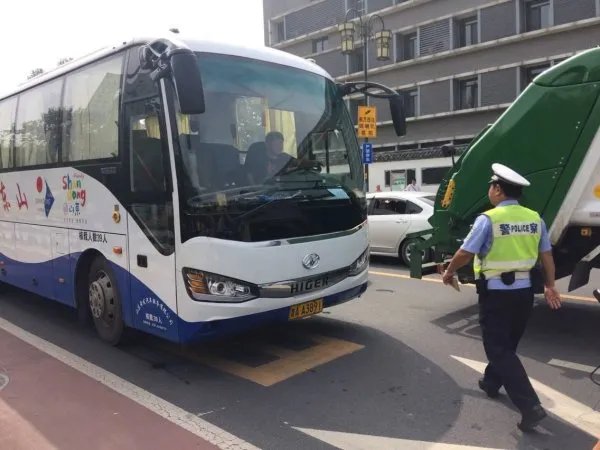 近日济南一大巴车发生爆炸,具体是什么原因造成的?