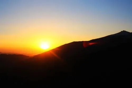 上联是“晨不见日雨纷落”，如何对下联？