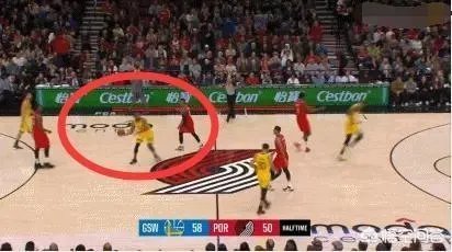 勇士击败开拓者,伊戈达拉将球砸向观众遭驱逐,他需要向球迷支付赔偿金吗?你怎么看?