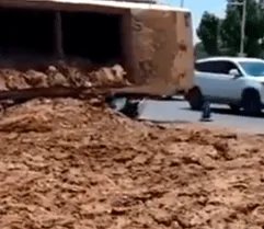 河南渣土车压扁小车致4死，谁该为此事故负责？