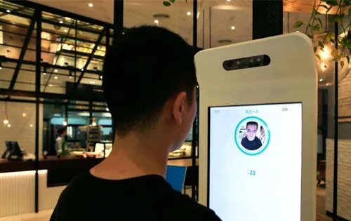 高中推刷脸吃饭有何目的   网友：这神器果然与众不同！