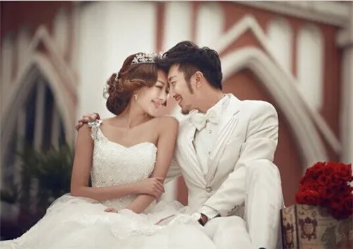 拍结婚照姿势大全  2017最好看的婚纱照姿势