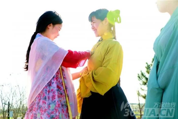 合肥美女城管“蓝”装换红装 身着汉服徜徉在滨湖春色中