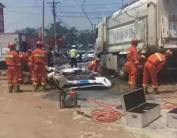 河南渣土车压扁小车致4死，谁该为此事故负责？