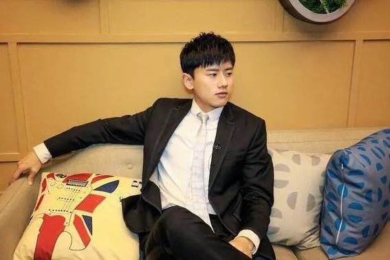 国字脸男士适合留什么发型?