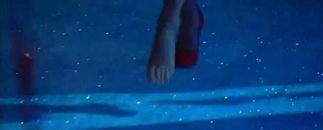 2017维密大秀，超模奚梦瑶不慎摔倒，未来的道路会如何？