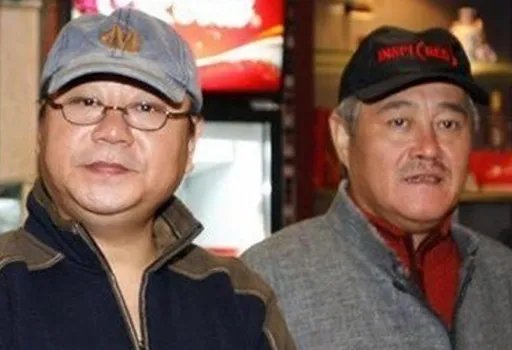 赵本山“打戏”花絮曝光，范伟被一脚踹到地上，两人相拥大笑，两人在拍啥？