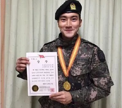 崔始源晒军装近照满面笑容 刘雯疑默认恋情