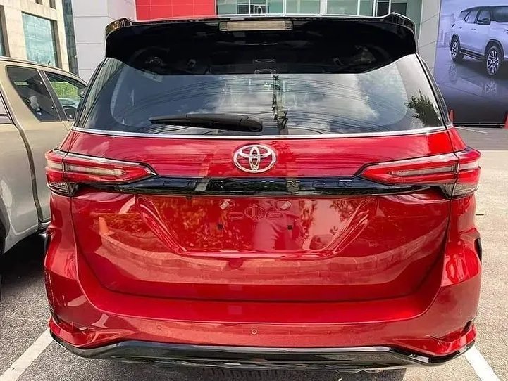 丰田Fortuner传奇版实车曝光！外观更运动！