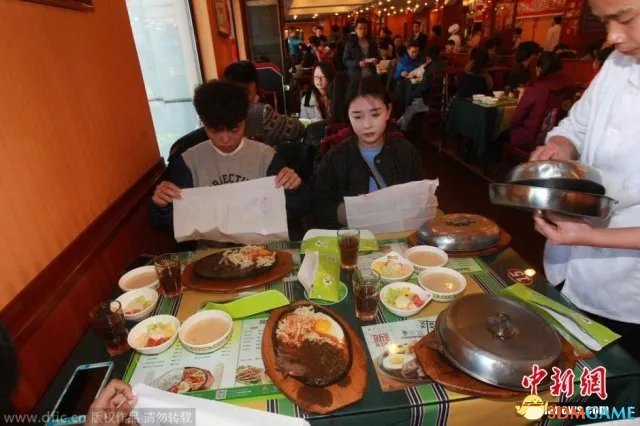 校长请200学生吃牛排：望同学牛气冲天排除万难