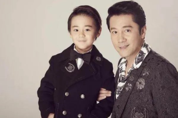 蔡国庆晒全家福,一家人的状态如何?