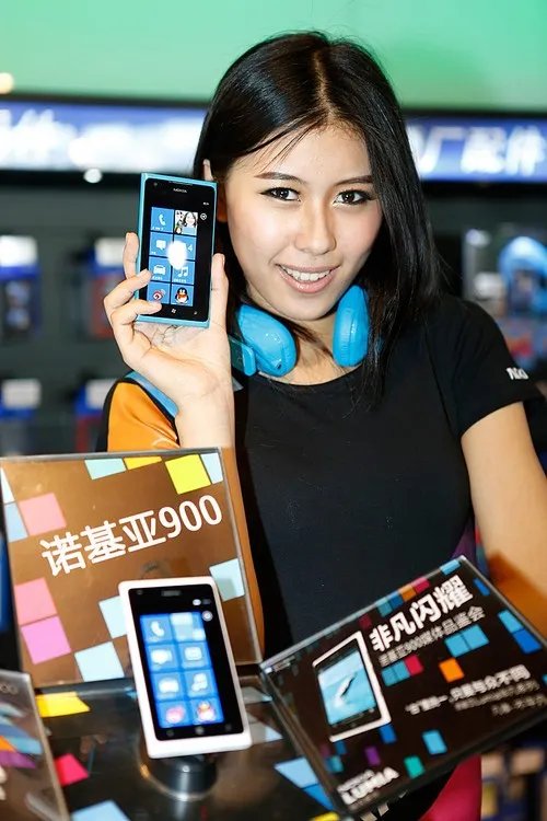 开阔动感思维 诺基亚900报价2000元