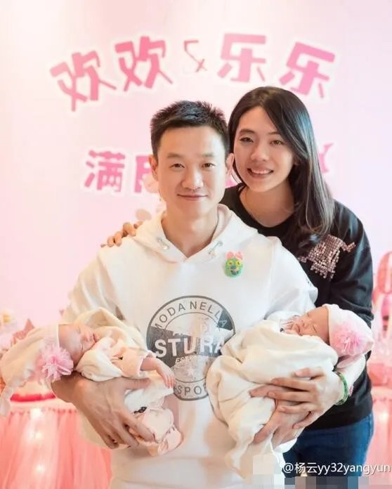 杨威双胞胎满月 晒一家五口合照