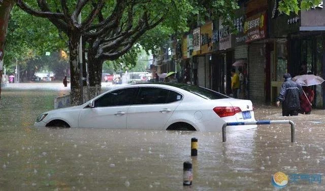深圳暴雨地铁站被淹,开车如坐船,遇到暴雨应怎么办?