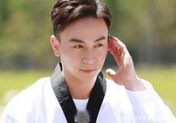 向华强都不敢惹，王宝强要行晚辈礼，释小龙究竟是什么身份？