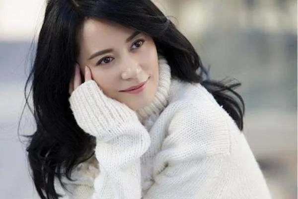 王菲深夜现身前夫李亚鹏住所，两个人复合了吗？