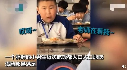 男孩吃饭太香被发现秒变优雅boy 现场画面曝光实在是太搞笑了