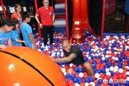 8岁儿子给警察老爸发红包：我用压岁钱，买爸爸一天的陪伴，家庭和工作的时间矛盾如何解决？