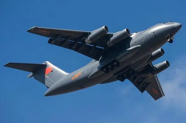 中国运-20运输机一次，能空运多少人？