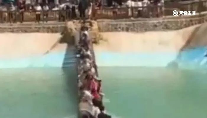 湖南一网红吊桥断裂20余人落水,男孩“神回头”躲过一劫