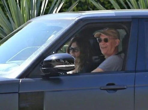 汤姆汉克斯夫妇返回美国 此前曾确诊新冠肺炎