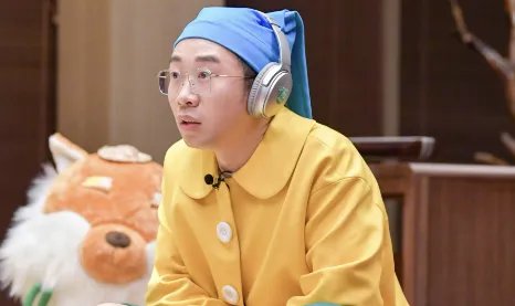 从草根变明星，笑星杨迪当场下跪感谢父母，透露辛酸史引爆泪腺，怎么回事？