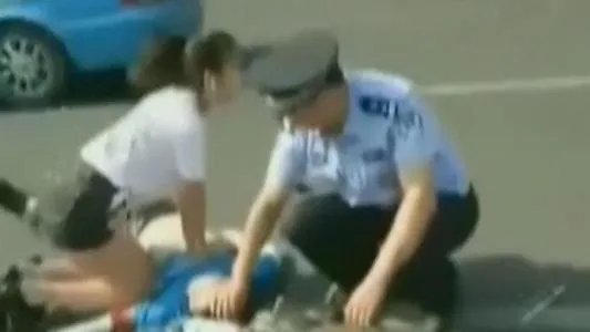 怀孕护士跪地急救什么情况？