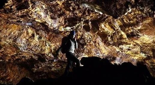 男女发现山洞闪金光进一看兴奋极了（图）