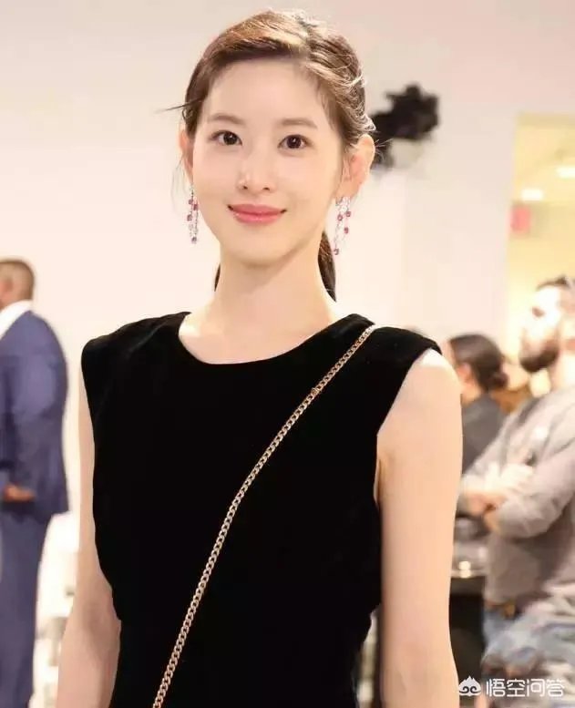 章泽天和奚梦瑶苏芒等人一起聚餐的照片中谁最气质出众？