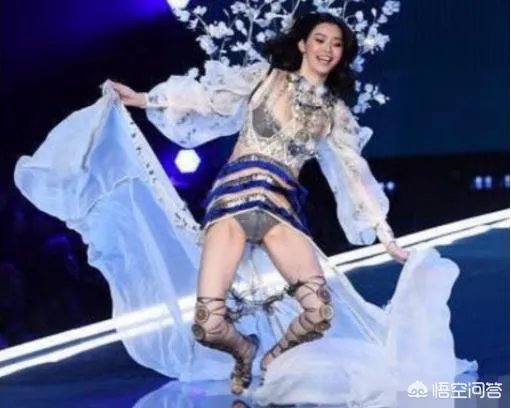 主持节目时高跟鞋掉了怎么办？