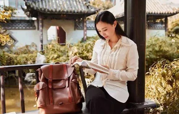 包容蒙面歌王是谁唱的