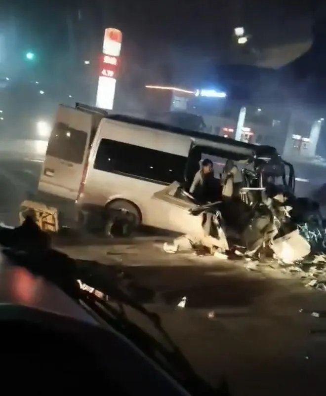 河南安阳汤阴车祸导致6死5伤，该事件中违反了哪些交通法规？