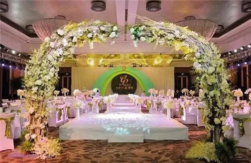 欧式婚礼现场布置图片 欧式婚礼适合用什么样的背景