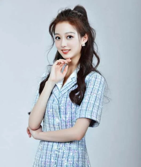 领诵员冯琳一夜成名,昔日被上海台主持人比赛淘汰未来何去何从,你怎么看?