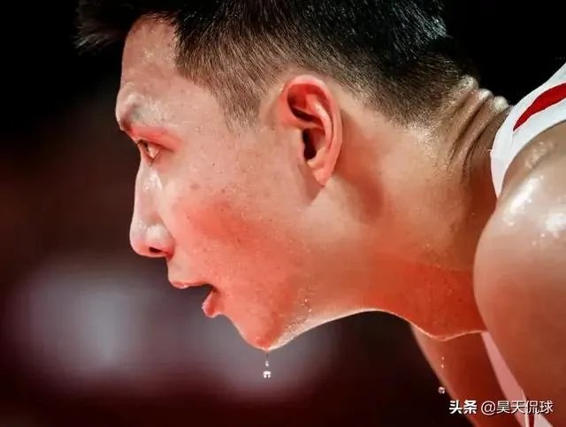 网友翻了郭艾伦和易建联的微博，前者大多是综艺，后者大多是篮球，你怎么看？