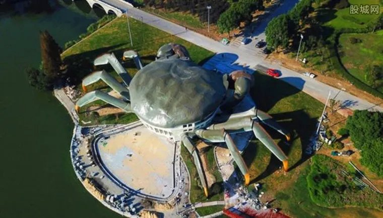 苏州现巨型大闸蟹建筑 外形十分巨大令人看呆了