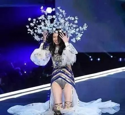 2017维密大秀，超模奚梦瑶不慎摔倒，未来的道路会如何？