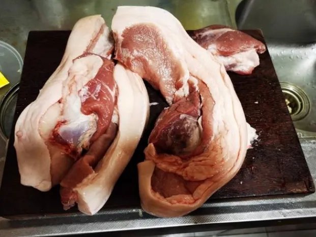 中秋节公司给员工送五花肉引发热议，该公司有何回应？