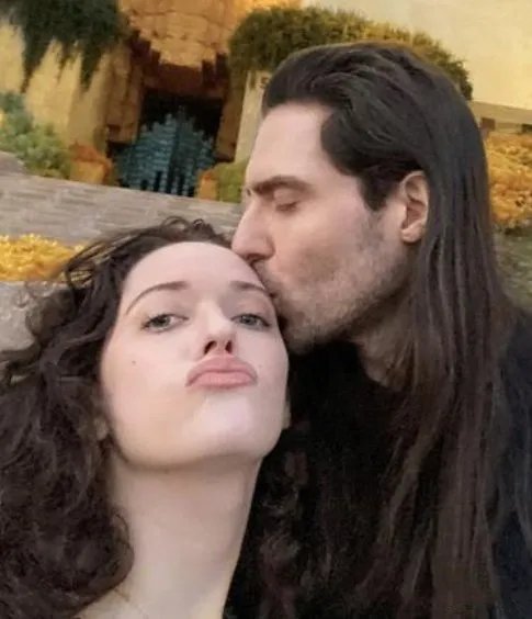 破产姐妹Max官宣恋情!男方有何背景？