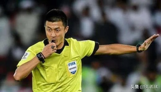 中超联赛裁判一年的年薪有多少钱呢？他们是如何选拔的？