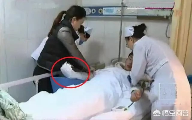 济南小伙跳湖救人受伤住院，被救老人为感恩照料受伤小伙，你怎么看？